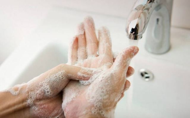 Έτσι γίνεται το σωστό πλύσιμο των χεριών – Πόσο πρέπει να διαρκεί και πώς πρέπει να κλείνουμε τη βρύση