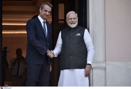 Στην Αθήνα ο Ινδός πρωθυπουργός Ναρέντρα Μόντι -Αυτή την ώρα η ιστορική συνάντηση με τον Κυριάκο Μητσοτάκη