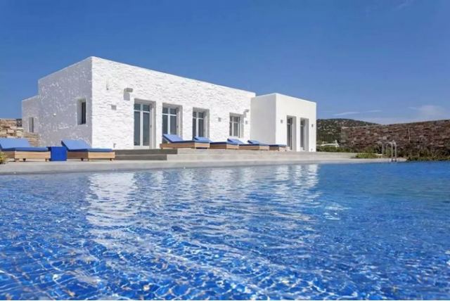 Πλούσιοι τουρίστες ψάχνουν μετά μανίας πολυτελείς βίλες για διακοπές στην ασφαλή από κορωνοϊό Ελλάδα