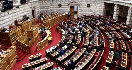 Σήμερα η κόντρα στη Βουλή για το μπλόκο σε Κασιδιάρη - ΝΔ: Να απαντήσει ο ΣΥΡΙΖΑ γιατί κλείνει το μάτι στη Χρυσή Αυγή
