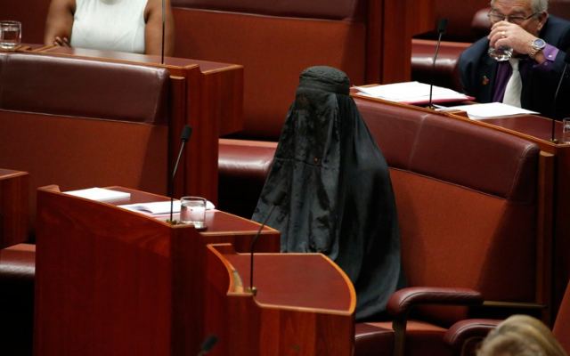 Σάλος στη Γερουσία της Αυστραλίας από την εμφάνιση ακροδεξιάς γερουσιαστή με μπούρκα