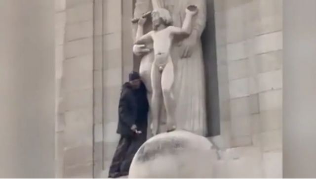 Βρετανός σκαρφάλωσε στο Ραδιομέγαρο του BBC και κατέστρεφε επί 4 ώρες το άγαλμα ενός παιδόφιλου γλύπτη (Βίντεο)