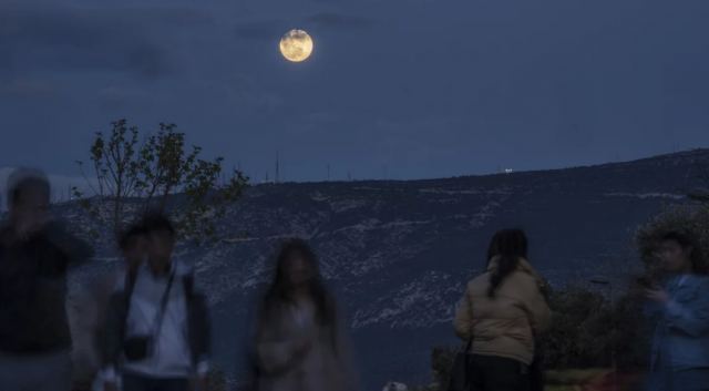 Πανσέληνος Απριλίου: Μαγικές εικόνες από το καθηλωτικό «Ροζ Φεγγάρι»