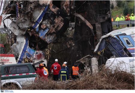 Στους 57 οι νεκροί, 56 μέχρι στιγμής οι αγνοούμενοι από το σιδηροδρομικό δυστύχημα στα Τέμπη