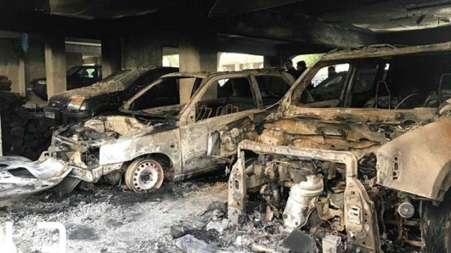 Οκτώ αυτοκίνητα παραδόθηκαν στις φλόγες στη Θεσσαλονίκη