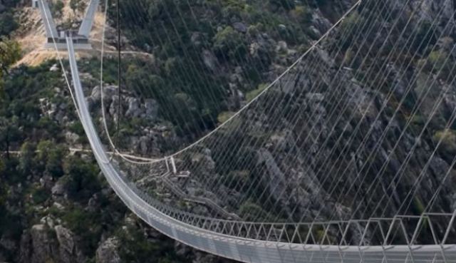 Πορτογαλία: Άνοιξε η μακρύτερη κρεμαστή πεζογέφυρα στον κόσμο