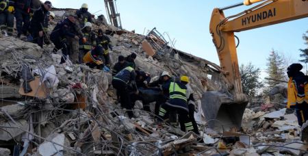 Ξεπερνούν τους 9.500 οι νεκροί σε Τουρκία και Συρία από το σεισμό - Μάχη με τον χρόνο δίνουν οι διασώστες