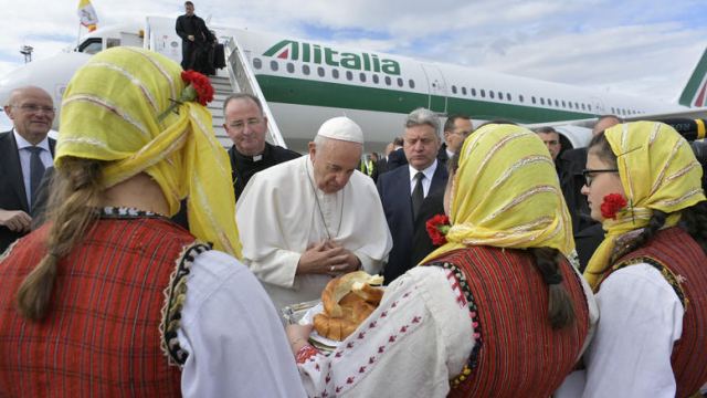 Ψωμί και αλάτι στον Πάπα στο αεροδρόμιο της Βόρειας Μακεδονίας
