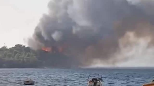 Φωτιά στην Αχαΐα: Περισσότεροι από 100 πολίτες απομακρύνθηκαν από παραλίες με σκάφη του Λιμενικού