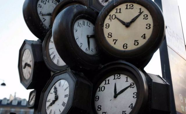 Αλλαγή ώρας 2022: «Χρησμός» από Σκρέκα για το αν θα γυρίσουμε τα ρολόγια
