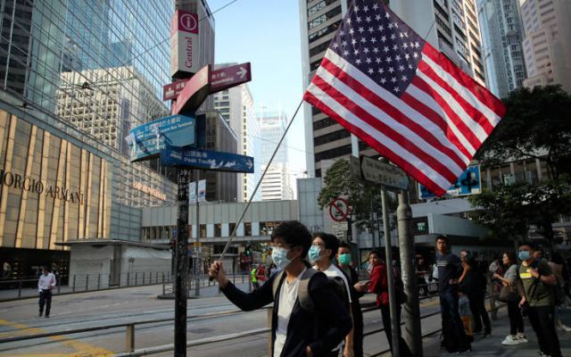 Οργή στην Κίνα για τον αμερικανικό νόμο υπέρ των διαδηλωτών στο Χονγκ Κονγκ