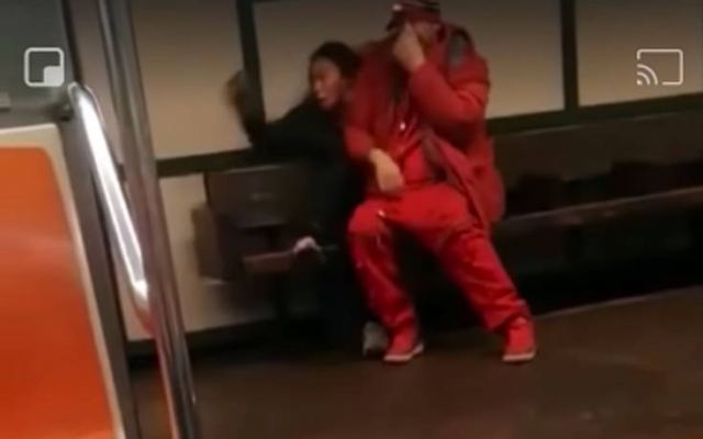 Η τρομακτική στιγμή που άνδρας προσπαθεί να απαγάγει μια κοπέλα στο μετρό