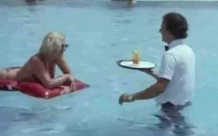Viral σκηνή από ταινία του 1984 με τον Νίκο Παπαναστασίου μετά τον «κολυμβητή» σεριβοτόρο στη Ρόδο