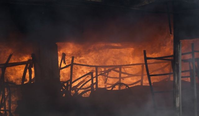 Καταστράφηκε από τη φωτιά η αποθήκη στη Λάρισα