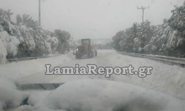 Χιονιάς: Κλειστή η εθνική οδός από Λαμία μέχρι Αθήνα - ΒΙΝΤΕΟ