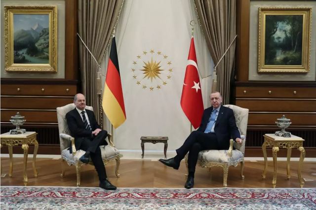 Ερντογάν σε Σολτς: Να επιστρέψει η Γερμανία στην πολιτική των ίσων αποστάσεων από Ελλάδα και Τουρκία
