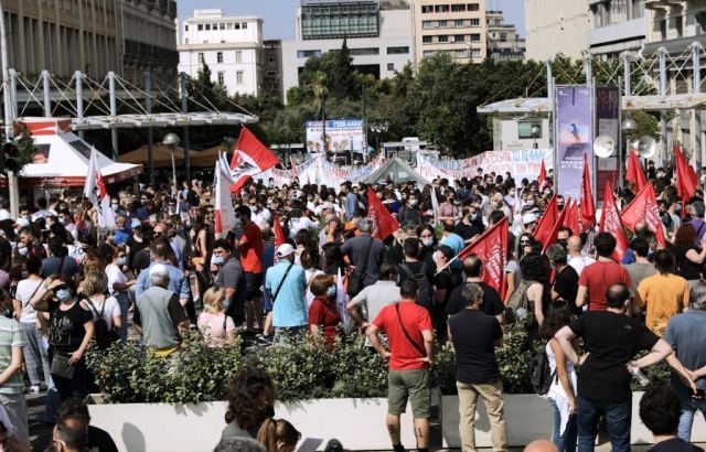 Σε εξέλιξη μεγάλη πορεία στο κέντρο της Αθήνας κατά του εργασιακού νομοσχεδίου [εικόνες - βίντεο]