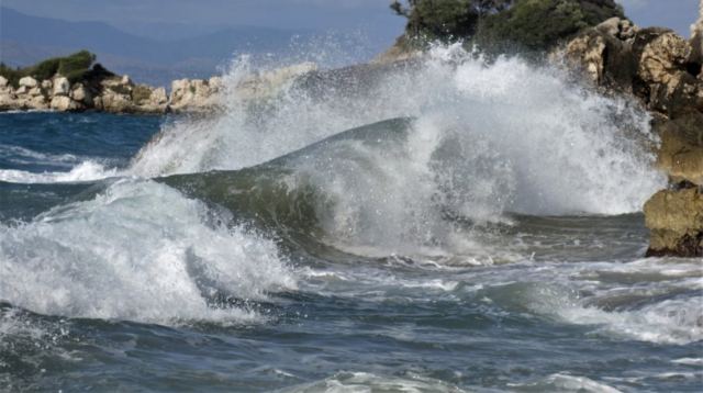 Κύματα 7 μέτρων φέρνει στη Δυτική Ελλάδα ο «Ιανός»