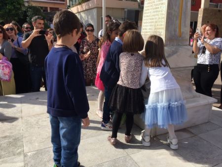 Μικροί και μεγάλοι μαθητές της Αταλάντης, κατέθεσαν στεφάνια στο ηρώο πεσόντων