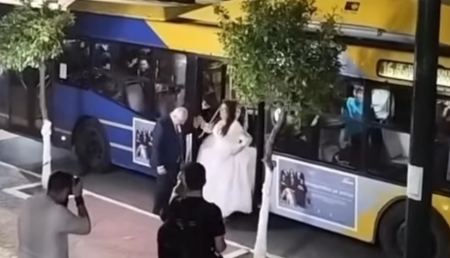 Η νύφη έφτασε στην εκκλησία με το… τρόλεϊ!