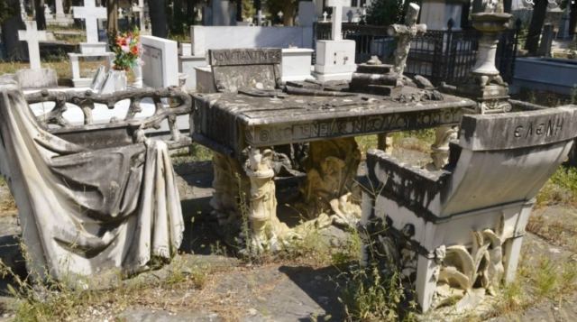 Ο πιο περίεργος τάφος βρίσκεται στο Βόλο: Η συγκλονιστική ιστορία με τις  καρέκλες που έχουν τα