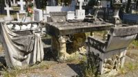 Ο πιο περίεργος τάφος βρίσκεται στο Βόλο: Η συγκλονιστική ιστορία με τις καρέκλες που έχουν τα ονόματα παιδιών