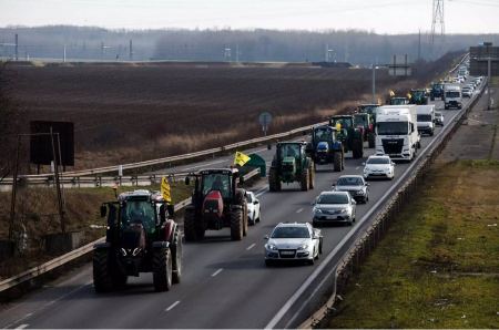 Ο Μακρόν ζητά βοήθεια από την ΕΕ για να αντιμετωπίσει την κρίση με τους αγρότες