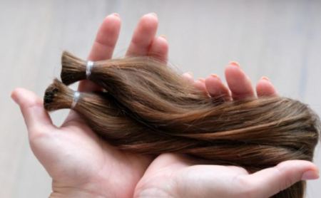 Θεσσαλονίκη: Κομμώτρια μάζεψε εκατό κοτσίδες μαλλιών για γυναίκες που πάσχουν από καρκίνο