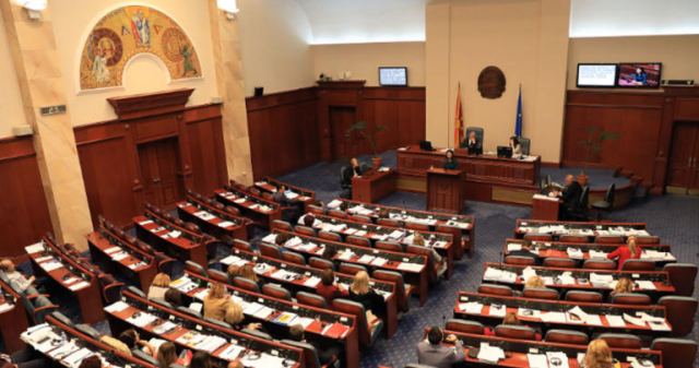 Αρχίζει η ψηφοφορία στην Βουλή των Σκοπίων - Πληροφορίες ότι εξασφαλίστηκαν οι 80 βουλευτές