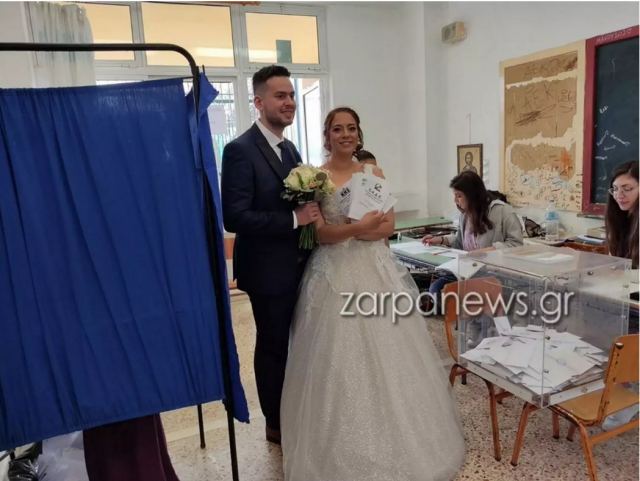 Χανιά: Ζευγάρι πήγε να ψηφίσει αμέσως μετά τον γάμο του