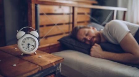 Οι άνδρες ή οι γυναίκες χρειάζονται περισσότερο ύπνο; Η επιστήμη δίνει την απάντηση