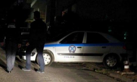 Ομάδα 20 ατόμων επιτέθηκε και τραυμάτισε δύο αστυνομικούς στη Λάρισα