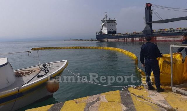 Χύθηκε πετρέλαιο στο λιμάνι της Στυλίδας - Δείτε εικόνες