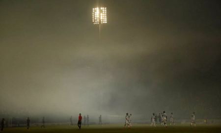 Χάος στο γήπεδο της Λιβαδειάς με τη ρίψη δακρυγόνων - Λιποθύμησαν οπαδοί