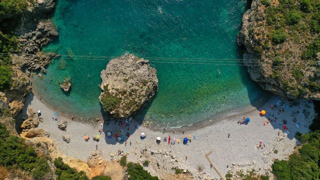 Η μεθυστική ελληνική παραλία με το τρομακτικό όνομα
