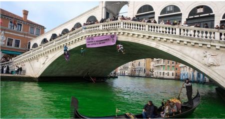 Ιταλία: Ακτιβιστές έβαψαν «πράσινη» τη λιμνοθάλασσα της Βενετίας - Βίντεο