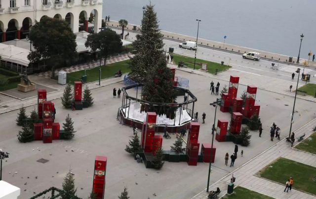 Θεσσαλονίκη: Σκαρφάλωσαν και έλυσαν το χριστουγεννιάτικο έλατο στην πλατεία Αριστοτέλους