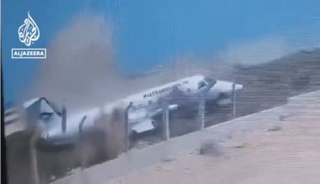Βίντεο: Η στιγμή της συντριβής αεροσκάφους στη Σομαλία - Επέζησαν όλοι οι επιβαίνοντες
