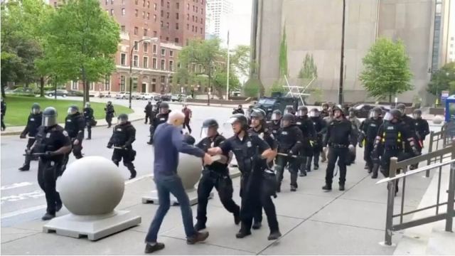 Βία χωρίς τέλος! Αστυνομικοί σπρώχνουν 75χρονο στη Νέα Υόρκη και τον τραυματίζουν σοβαρά (ΣΚΛΗΡΕΣ ΕΙΚΟΝΕΣ)