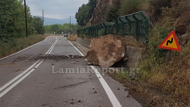 Εικόνες από το βράχο που έπεσε στην εθνική οδό Λαμίας – Καρπενησίου