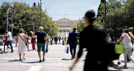 Η ΕΛΣΤΑΤ σκιαγραφεί το προφίλ του μέσου Έλληνα: Πώς ζει και πόσο ευχαριστημένος είναι