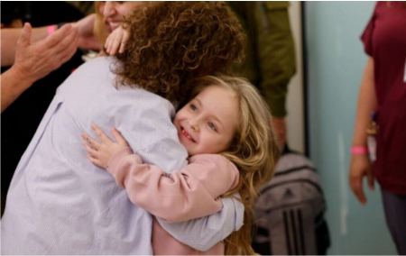 Συγκινητική φωτογραφία από Ισραήλ: Η τεράστια αγκαλιά 5χρονης στη γιαγιά της μετά από 49 μέρες ομηρείας!