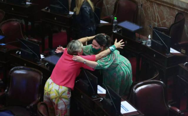Αργεντινή: Ιστορική απόφαση από τη Βουλή που νομιμοποίησε τις αμβλώσεις