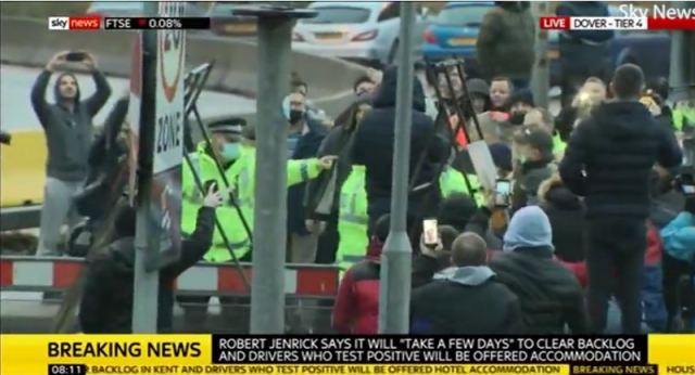 Βρετανία: Ξεχειλίζει η οργή στο Ντόβερ, οδηγοί φορτηγών στα χέρια με αστυνομικούς