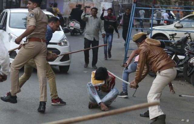 Ινδία: Στα χέρια της αστυνομίας κατά των διαδηλωτών η ράβδος «λάθι»