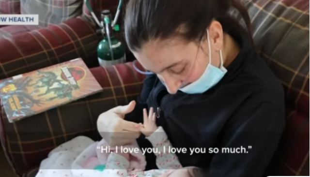 «Σ’ αγαπώ τόσο πολύ. Ναι, μου έλειψες» - Μητέρα με κορωνοιό αγκάλιασε το μωρό της τρεις μήνες μετά τη γέννα γιατί βρισκόταν σε κώμα