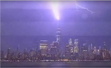 ΗΠΑ: Κεραυνός πέφτει στο υψηλότερο κτίριο της Νέας Υόρκης – Εικόνες που κόβουν την ανάσα