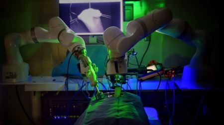 Για πρώτη φορά ρομπότ πραγματοποίησε λαπαροσκοπική επέμβαση σε έντερο χωρίς ανθρώπινη βοήθεια
