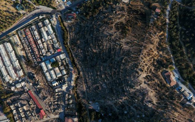 Εικόνες από ψηλά από το καμένο Κέντρο Υποδοχής στη Μόρια – Μαυρίλα και μυρωδιά καμένου παντού