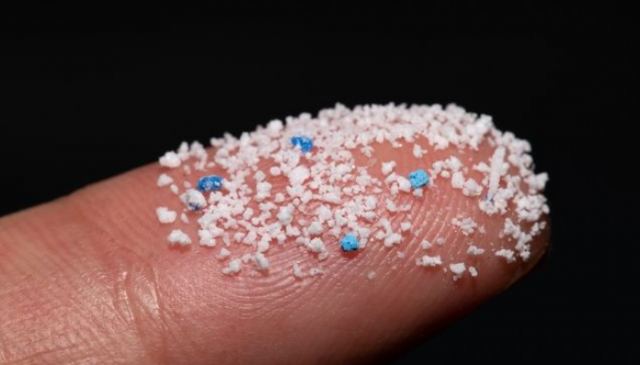 Έρευνα σοκ: Βρέθηκαν για πρώτη φορά μικροπλαστικά στο ανθρώπινο αίμα